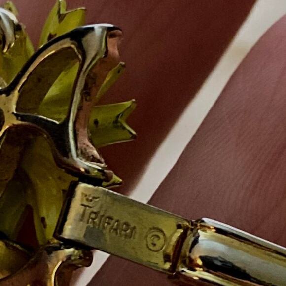 Vintage Rare Find 1950s Crown Trifari Bracelet Rhinestones Flowers Gold Tone - Picture 7 of 7